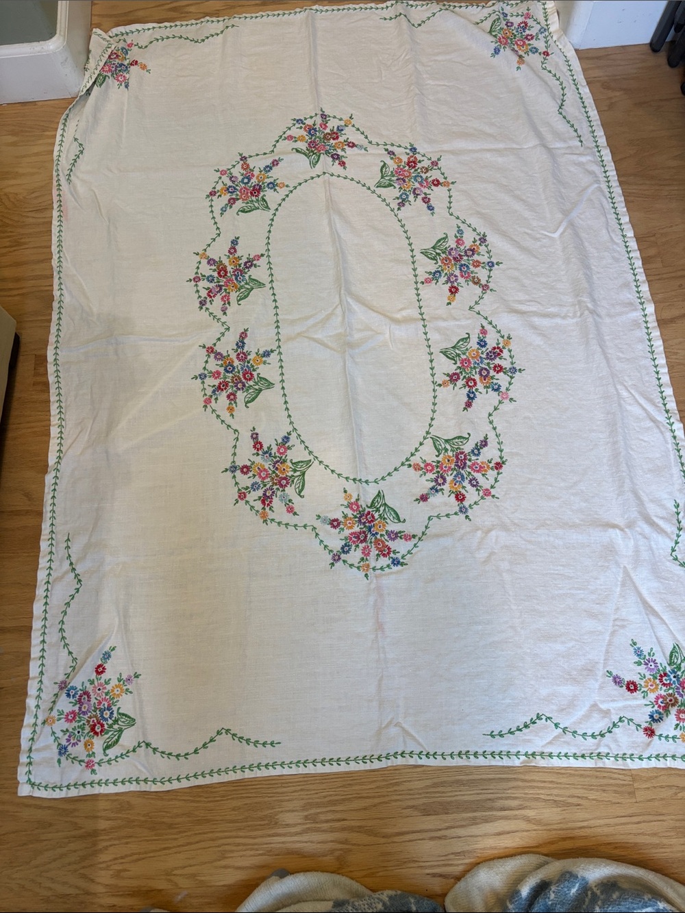 Vintage Embroidered linen tablecloth - Picture 4 of 8